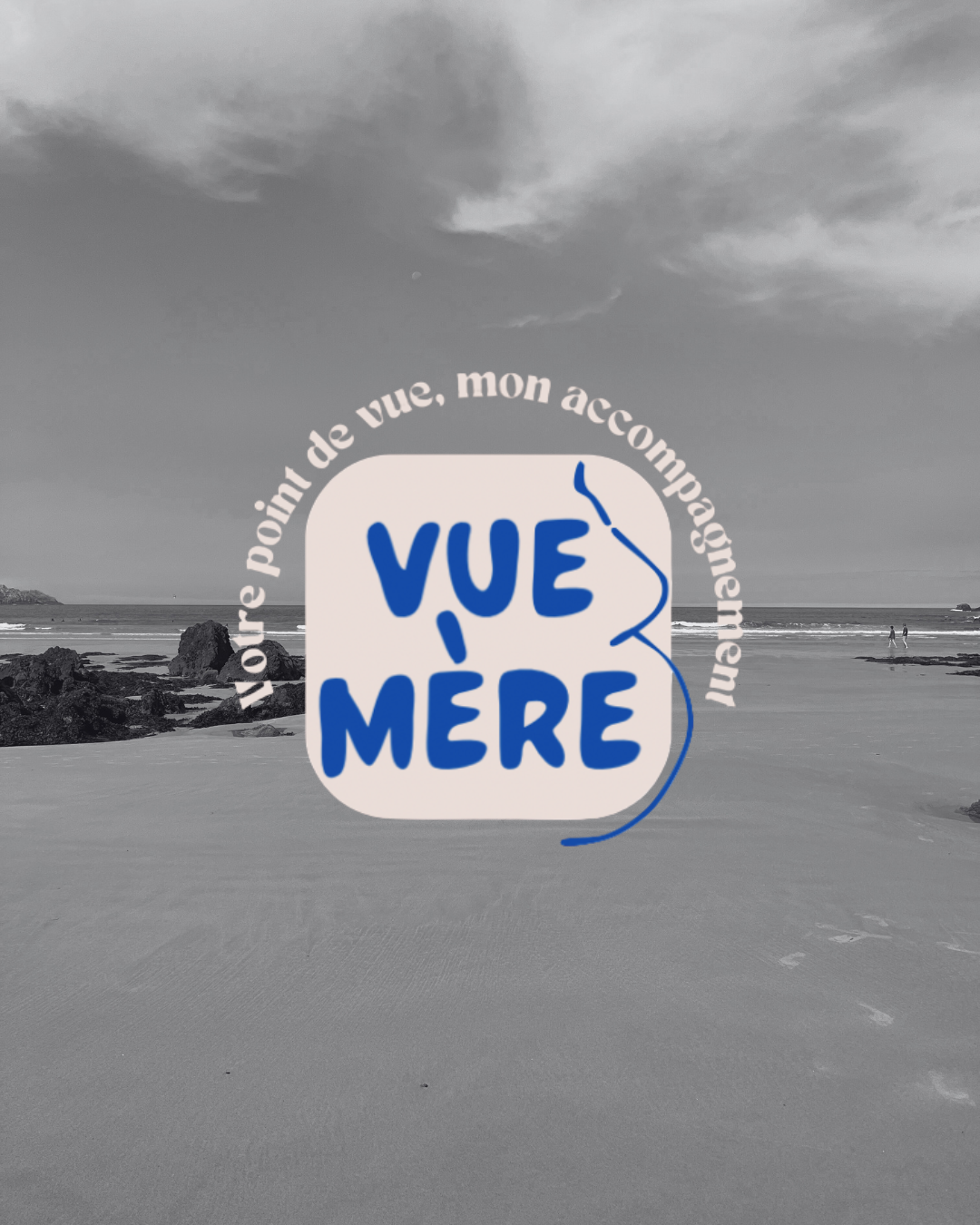 Le logo de Vue Mère Doula devant une plage
