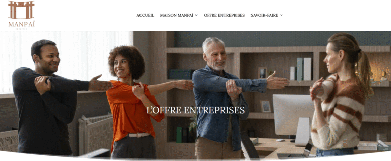 Des personnes en tenue plutôt professionnelle qui font des étirements de yoga